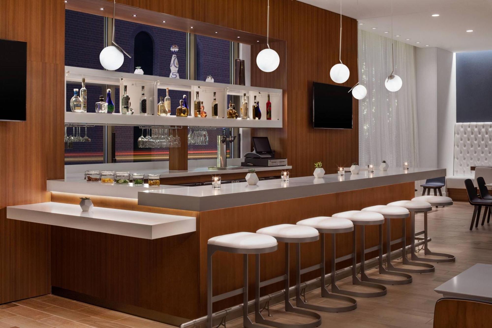Courtyard By Marriott Stamford Downtown Hotell Exteriör bild