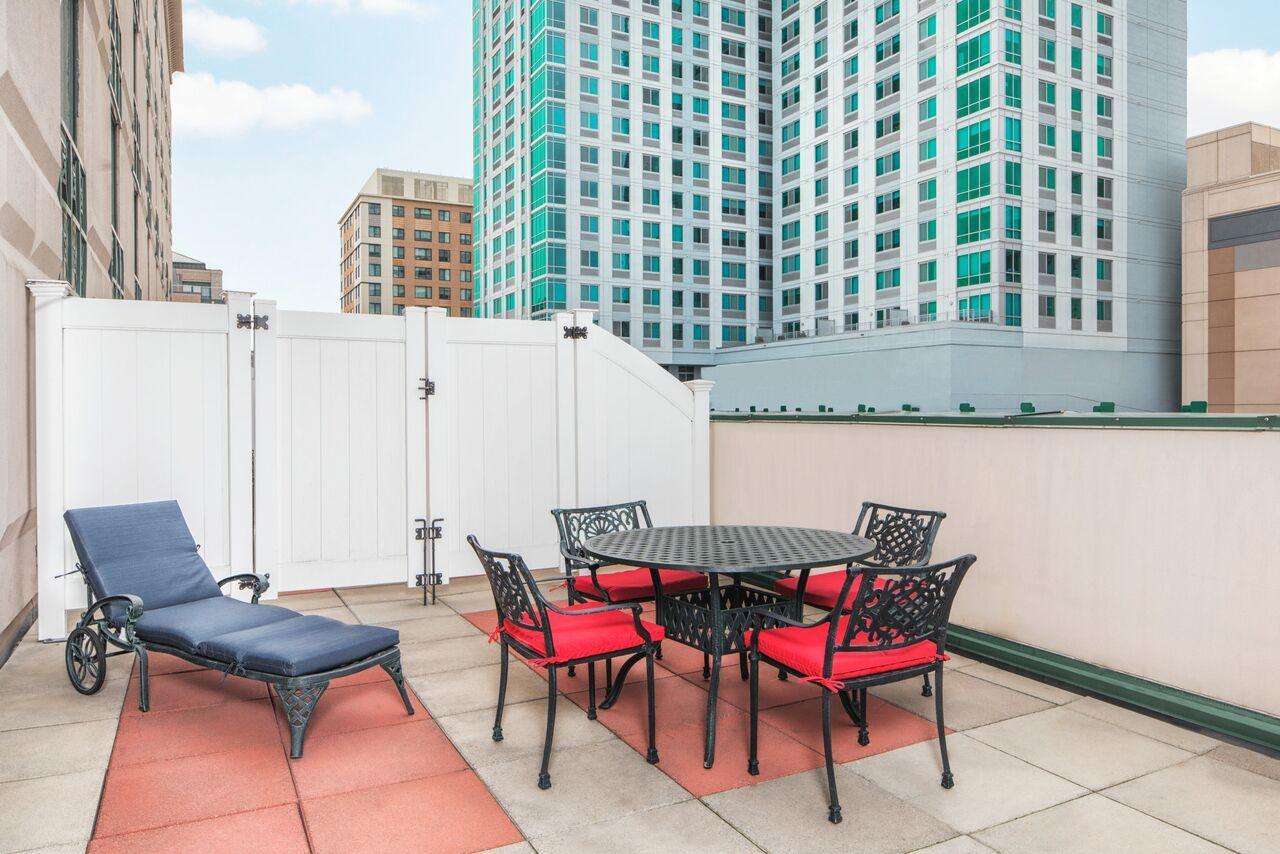 Courtyard By Marriott Stamford Downtown Hotell Exteriör bild